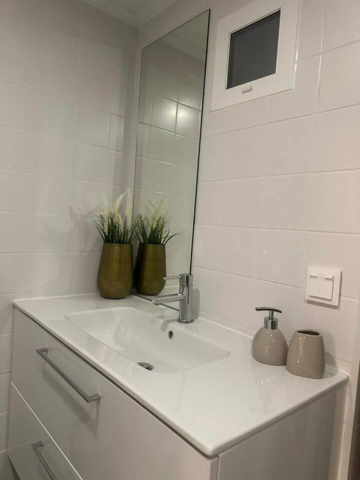 Stylish Renovated Apartment In Chiado Lisboa Exterior foto