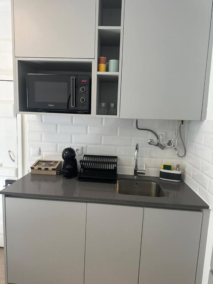 Stylish Renovated Apartment In Chiado Lisboa Exterior foto